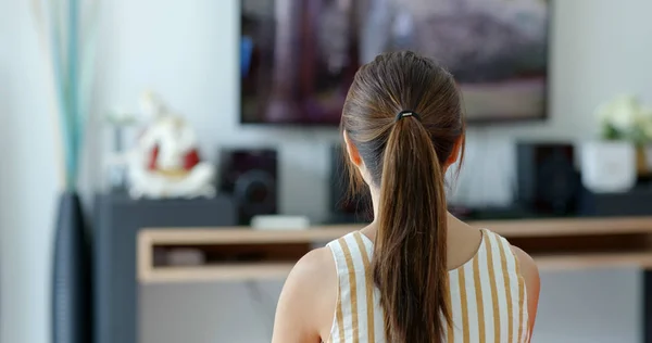 Nő néz TV-t otthon — Stock Fotó