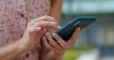 Açık havada kadın cep telefonu kullanımını kapat