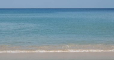 Güzel mavi deniz kumsalı ve gökyüzü