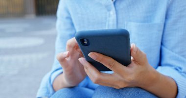 Açık havada kadın cep telefonu kullanımını kapat