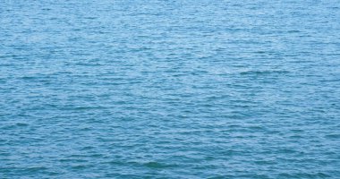 Güneş ışığıyla birlikte deniz yüzeyi suyu
