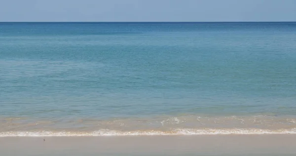 Güzel mavi deniz kumsalı ve gökyüzü — Stok fotoğraf