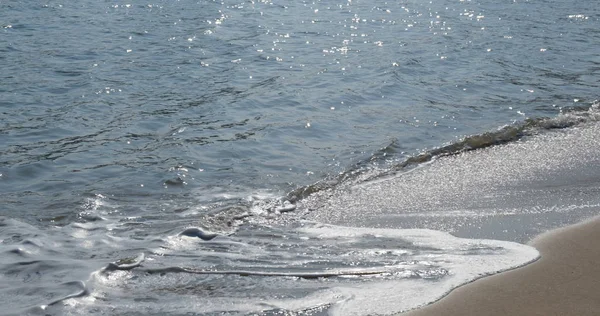 Gün batımında taşın üzerinde deniz dalgası — Stok fotoğraf