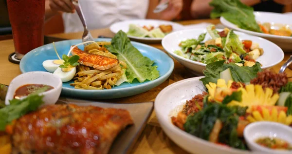 Mangez la cuisine thaïlandaise au restaurant — Photo