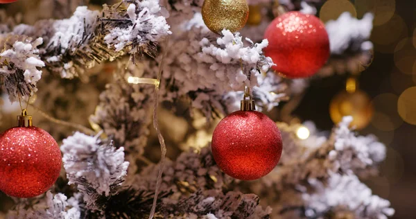 Decoração de árvore de Natal à noite — Fotografia de Stock