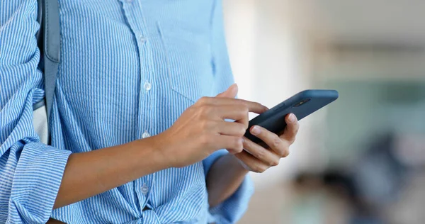 Primo piano dell'uso femminile del telefono cellulare in città — Foto Stock