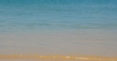 Kumsal dalgası gün batımında