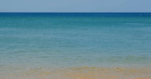 Mar praia de areia e céu azul — Fotografia de Stock
