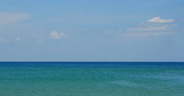 Красивое голубое море и небо — стоковое фото