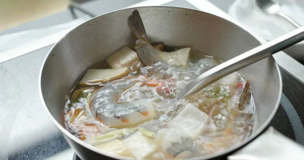 Cook Tom Yum soppa i köket — Stockfoto