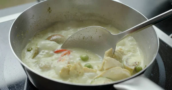 Cozinhe com curry verde na cozinha — Fotografia de Stock