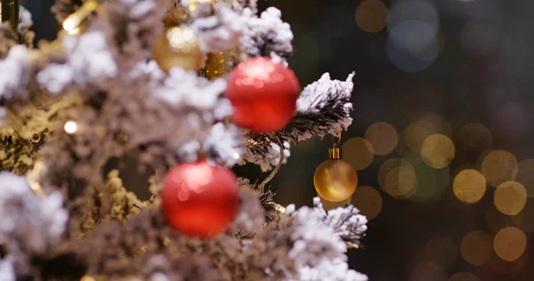 Χριστουγεννιάτικο δέντρο διακόσμηση τη νύχτα — Φωτογραφία Αρχείου