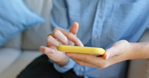 Close-up de mulher uso de telefone celular em casa — Fotografia de Stock