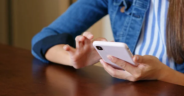 Woman use of cellphone in coffee shop — Stock Photo, Image