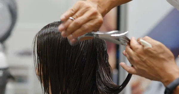 Mujer corte de pelo en salón de belleza —  Fotos de Stock