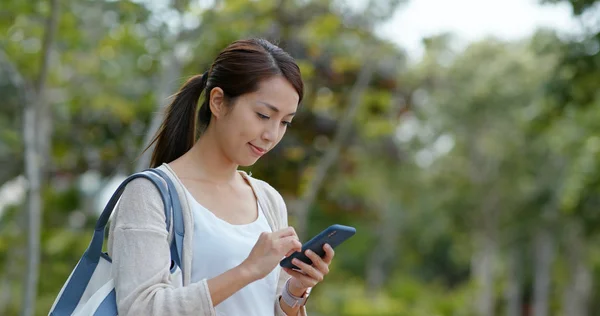 Mulher uso de telefone celular no exterior — Fotografia de Stock