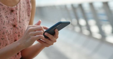 Kadın kullanım cep telefonu açık, yakın çekim