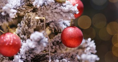 Geceleyin Noel ağacı süslemesi