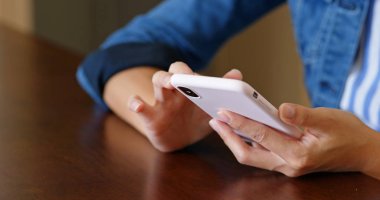 Cep telefonu kafede kadın kullanımı