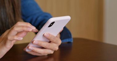 Kafede akıllı telefon kullanımı kadın