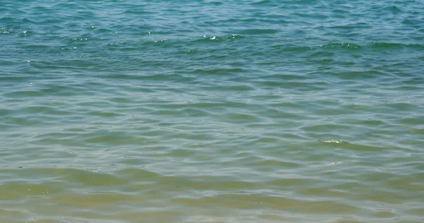 Hermosa playa de arena con agua azul clara — Foto de Stock