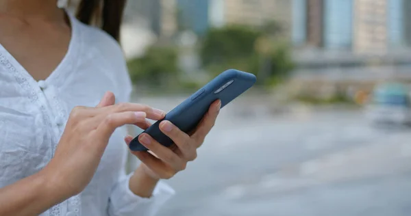 Trabalho em todos os lugares ao ar livre, o uso da mulher do telefone móvel — Fotografia de Stock