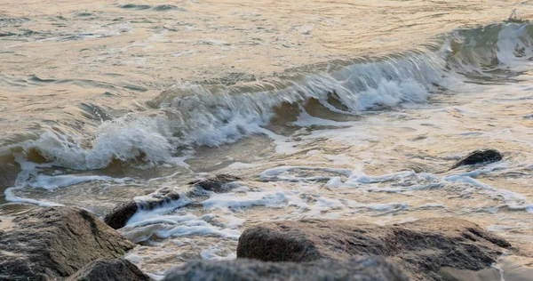 日没の岩の上の海の波 — ストック写真
