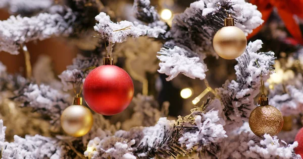 Decoración del árbol de Navidad por la noche —  Fotos de Stock