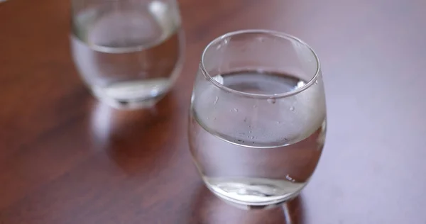 テーブルの上に水が２杯 — ストック写真