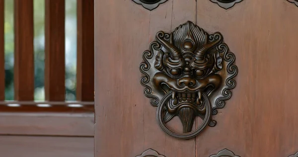 Cabeça de leão maçaneta da porta no templo chinês — Fotografia de Stock
