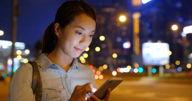 Şehirde kadın akıllı telefon kullanımı