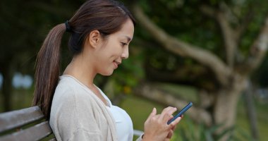 Açık havada kadın cep telefonu kullanımı