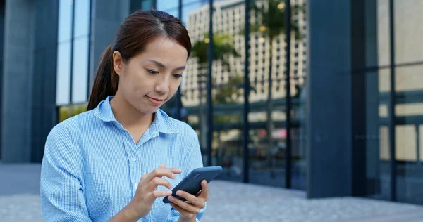 Femme vérifier sur téléphone intelligent en ville — Photo