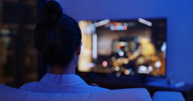 Kadınlar akşamları evde video oyunu oynarlar.