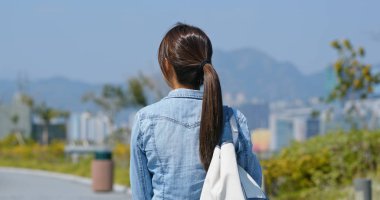 Kadın etrafına bir bak.