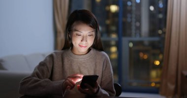 Cep telefonu kadın göz geceleri