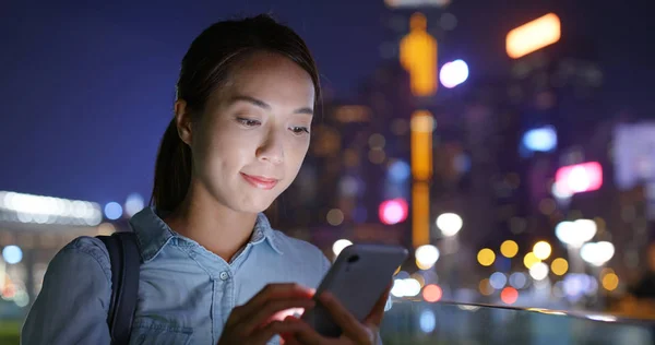 Frau arbeitet nachts am Smartphone — Stockfoto