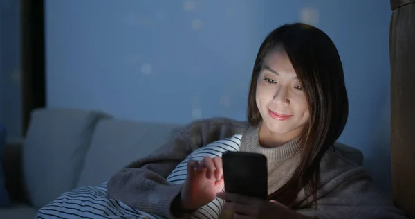 Mujer uso del teléfono móvil por la noche con la reflexión de cristal de la ventana —  Fotos de Stock