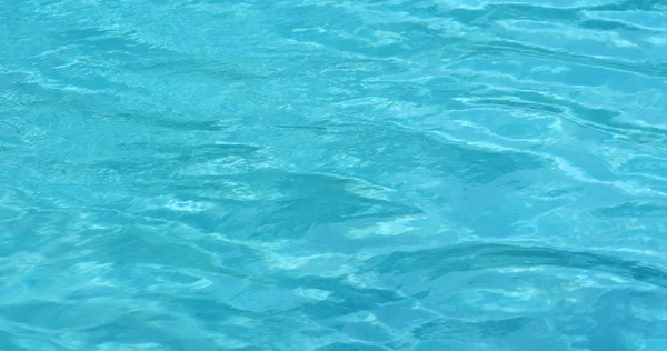 Плавающая волна воды в синем бассейне — стоковое фото
