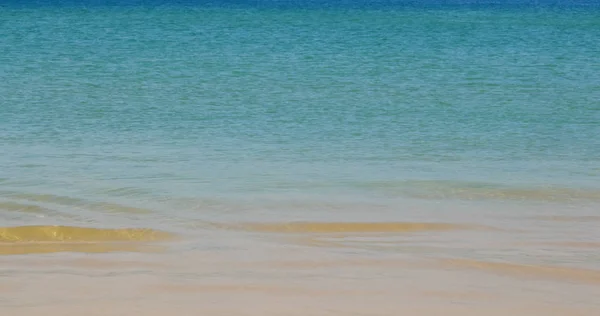 Praia de areia bonita com água azul clara — Fotografia de Stock