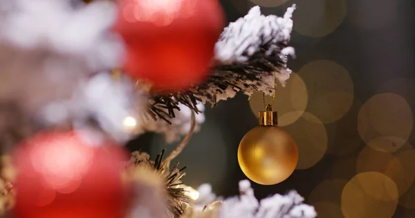 Décoration d'arbre de Noël la nuit — Photo