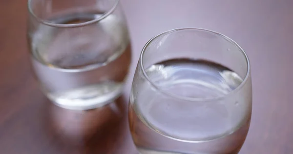 Due Bicchieri Acqua Sul Tavolo — Foto Stock