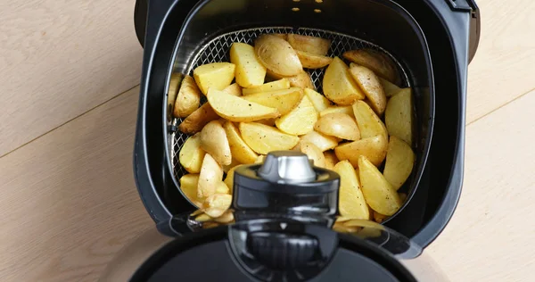 Friteuse hausgemachte knusprige Kartoffeln — Stockfoto