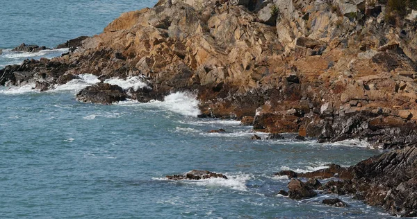 Ola de mar en la roca — Foto de Stock