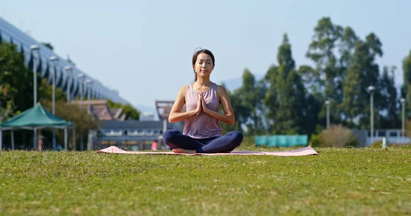 Femme faire du yoga au parc — Photo