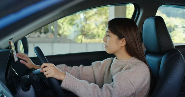 Kobieta ustawiła lokalizację GPS na komórkę w samochodzie. — Zdjęcie stockowe