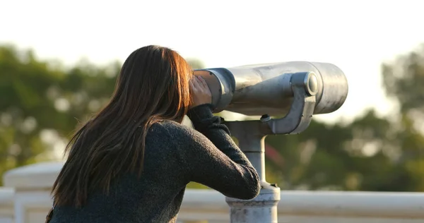 Cestovní žena vypadá tuhý dalekohled na venkovní — Stock fotografie