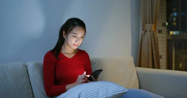 Mulher uso de celular à noite — Fotografia de Stock