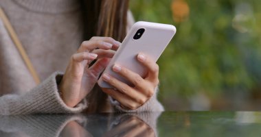 Parkta kadın cep telefonu kullanımını kapat