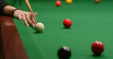 Masada bilardo topu oyna